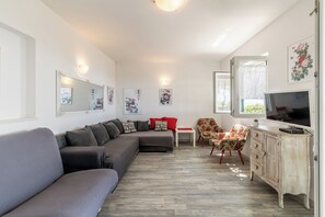 20-inch flat-screen TV with cable channels - Domus Alta, Two-bedroom House in Podgora (Podgora)