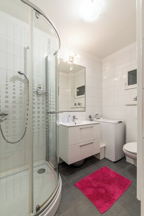 Shower, towels, soap, toilet paper - Domus Alta, Two-bedroom House in Podgora (Podgora)