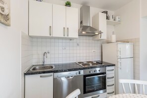 Fridge, microwave, oven, stovetop - Domus Alta, Two-bedroom House in Podgora (Podgora)