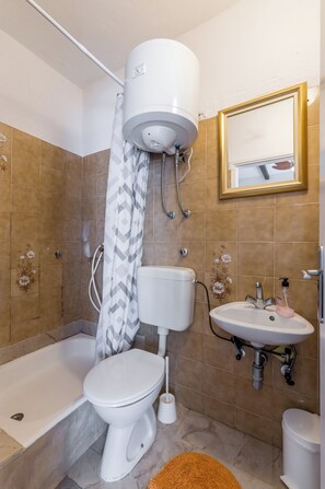 Shower, towels, soap, toilet paper - Domus Alta, Two-bedroom House in Podgora (Podgora)