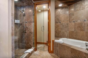 Apartment, 4 Schlafzimmer | Badezimmer | Handtücher, Shampoo