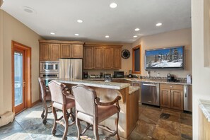 Condo, 4 quartos | Cozinha privada | Geladeira, fogão, cafeteira/chaleira, torradeira