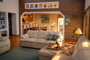 Casa, 5 habitaciones | Zona de estar | Una Smart TV