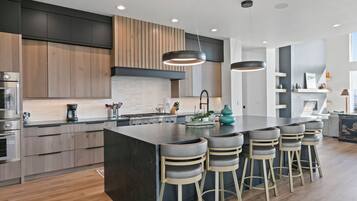 House, 3 Bedrooms | Private kitchen | Fridge, oven, coffee/tea maker