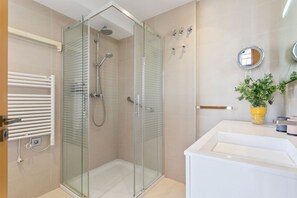 Shower, towels, toilet paper - GEMELOS relax apartment (Benidorm)