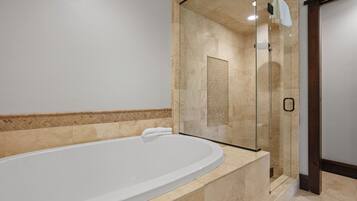 Apartamento, 2 habitaciones | Baño | Toallas y champú