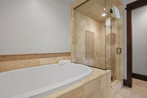Apartment, 2 Schlafzimmer | Badezimmer | Handtücher, Shampoo