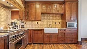 Condo, 2 Bedrooms | Private kitchen | Fridge, oven, coffee/tea maker, toaster