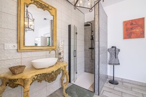Ducha, secador de pelo y toallas