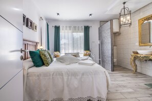Iron/ironing board, WiFi, bed sheets - Rural House 'El Encanto' with Mountain View, Wi-Fi and Air Conditioning (La Palma del Condado)