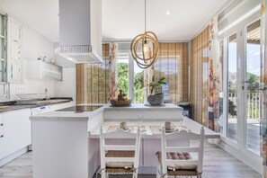 Fridge, microwave, oven, stovetop - Rural House 'El Encanto' with Mountain View, Wi-Fi and Air Conditioning (La Palma del Condado)
