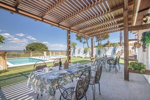 Outdoor dining - Rural House 'El Encanto' with Mountain View, Wi-Fi and Air Conditioning (La Palma del Condado)