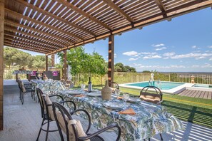 Outdoor dining - Rural House 'El Encanto' with Mountain View, Wi-Fi and Air Conditioning (La Palma del Condado)