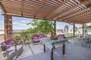 Outdoor dining - Rural House 'El Encanto' with Mountain View, Wi-Fi and Air Conditioning (La Palma del Condado)