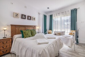 Tabla de planchar con plancha, wifi, ropa de cama