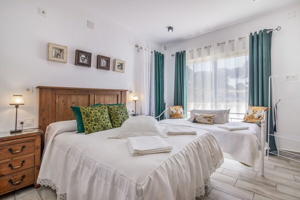 Tabla de planchar con plancha, wifi y ropa de cama 