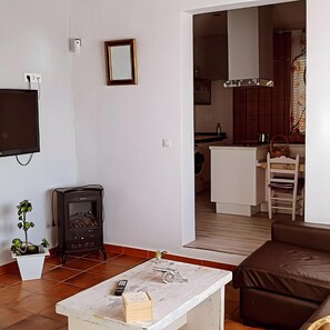 Una televisión, una chimenea