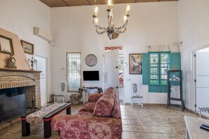 Televisión y chimenea 