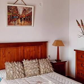 Tabla de planchar con plancha, wifi, ropa de cama