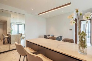 Apartamento Deluxe, 2 habitaciones, balcón | Restauración