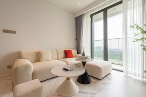 Apartamento Deluxe, 2 habitaciones, balcón | Zona de estar | Smart TV de 47 pulgadas con canales por cable, películas de pago