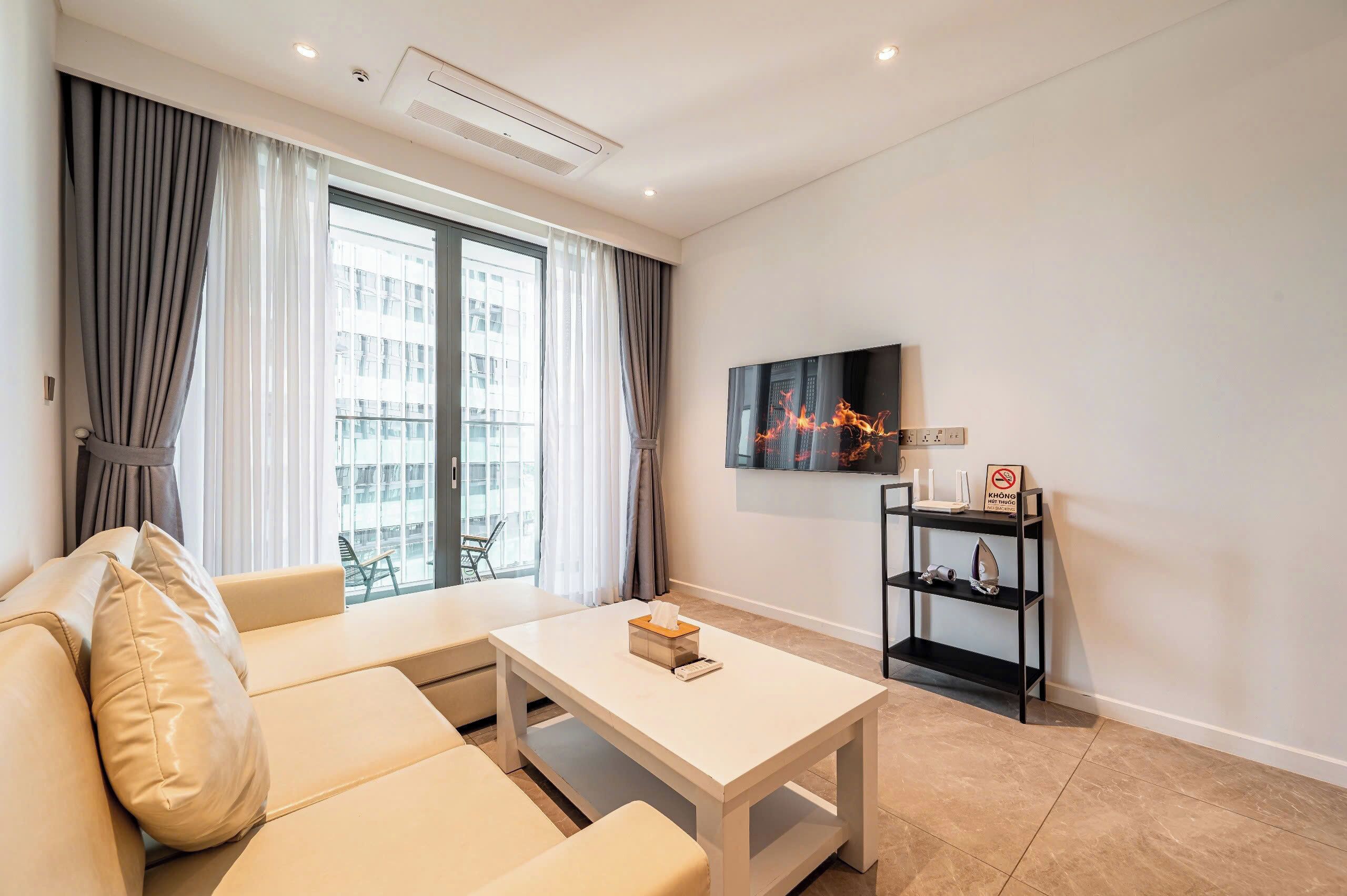 Leilighet – deluxe, 1 soverom, balkong | Oppholdsområde | En 47-tommers smart-TV med kabel-kanaler samt filmkjøp