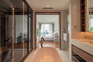 Apartamento Deluxe, 2 habitaciones, balcón | Baño | Ducha, secador de pelo, zapatillas y toallas
