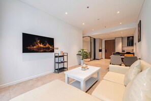 Apartamento Deluxe, 1 habitación, balcón | Zona de estar | Smart TV de 47 pulgadas con canales por cable, películas de pago