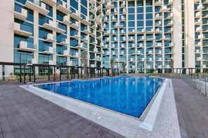 Pool - Sleek Modern Studio with Direct view of Dubai Skyline - Farhad Azizi Residence, Al Jaddaf (Dubai)