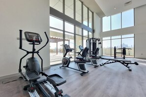 Fitness facility - Sleek Modern Studio with Direct view of Dubai Skyline - Farhad Azizi Residence, Al Jaddaf (Dubai)