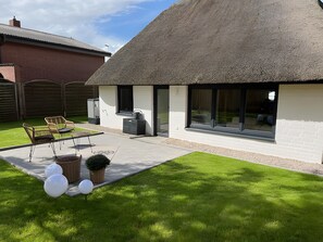 Terrace/patio - Cozy Thatched Cottage (Oesterdeichstrich)