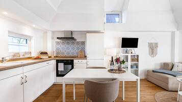 Fridge, oven, stovetop, dishwasher