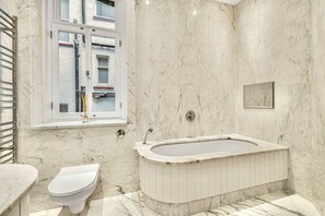 House - Royal Knightsbridge 3-bed Next To Harrods (London)