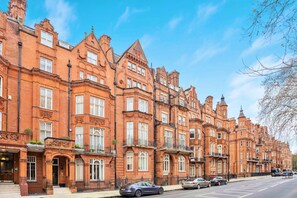 Apartment | 3 bedrooms - Royal Knightsbridge 3-bed Next To Harrods (London)