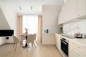 Kylskåp, ugn, spishäll och diskmaskin