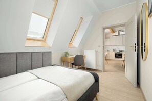 1 sovrum, skrivbord, strykjärn/strykbräda och resesäng