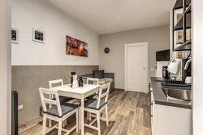 Classic Apartment | Private kitchen | Cookware/dishes/utensils - Be House (Naples)