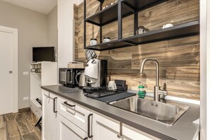 Classic Apartment | Private kitchen | Cookware/dishes/utensils - Be House (Naples)