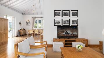 Villa, vista al jardín | Área de sala de estar