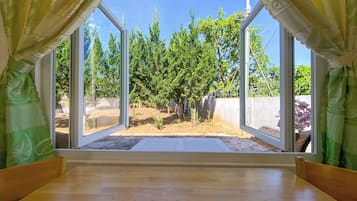 Individually decorated, individually furnished, laptop workspace