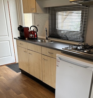 Fridge, microwave, coffee/tea maker, electric kettle - Recreatiepark Klein Zwitserland - Meidoorn (Zuidwolde)