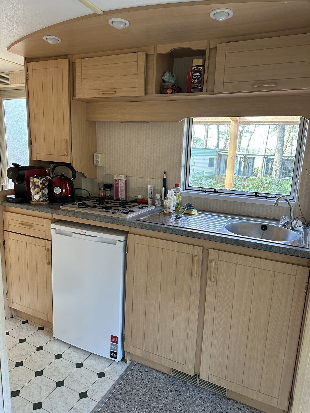 Kühlschrank, Wasserkocher mit Kaffee-/Teezubehör, Wasserkocher