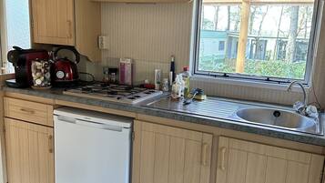 Kühlschrank, Wasserkocher mit Kaffee-/Teezubehör, Wasserkocher