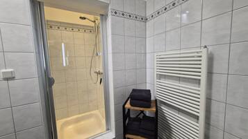 Een douche, een haardroger, handdoeken