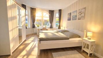 Een strijkplank/strijkijzer, wifi, beddengoed