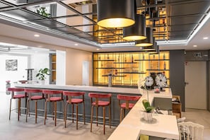 Apartamento | Bar (en el alojamiento)