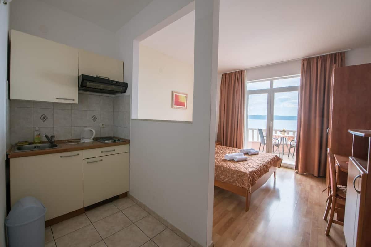 Panoramic Studio | In-room safe, laptop workspace, iron/ironing board, free WiFi