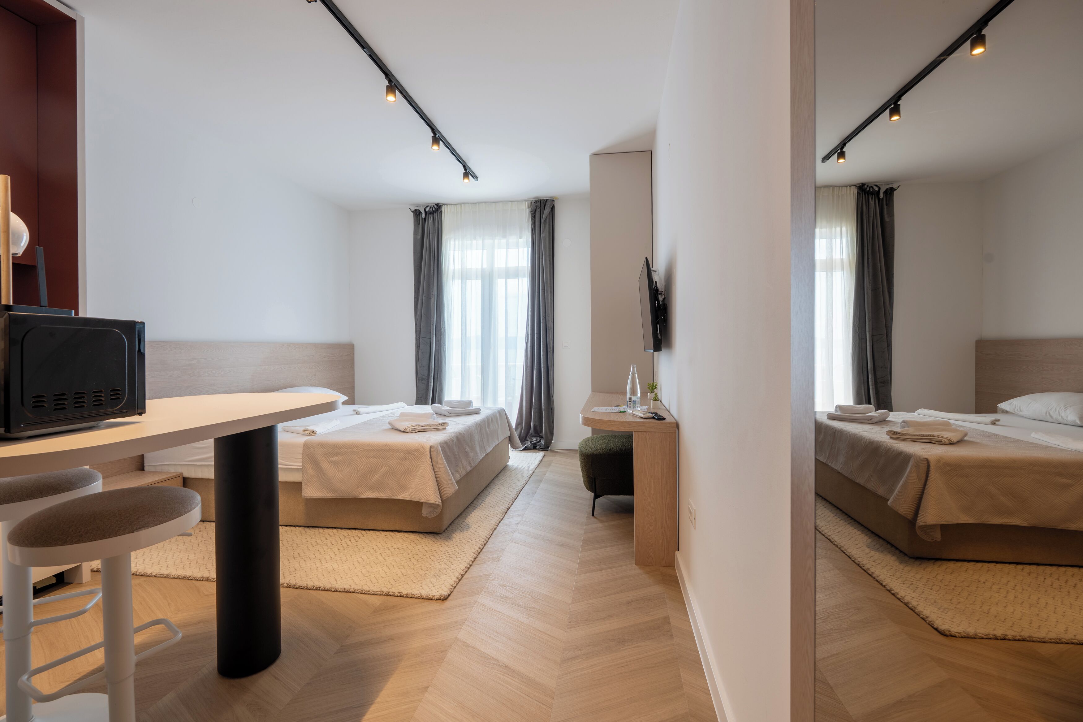 Estudio panorámico | Ropa de cama de alta calidad, caja fuerte, tabla de planchar con plancha