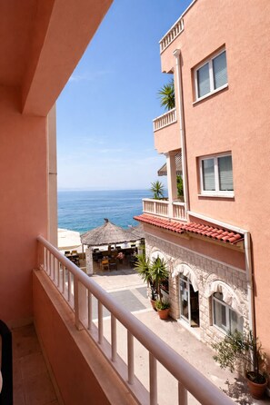 Appartement Standard, balcon, vue partielle sur la mer | Balcon