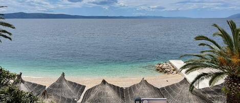 A la platja, platja de sorra blanca i 3 bars a la platja